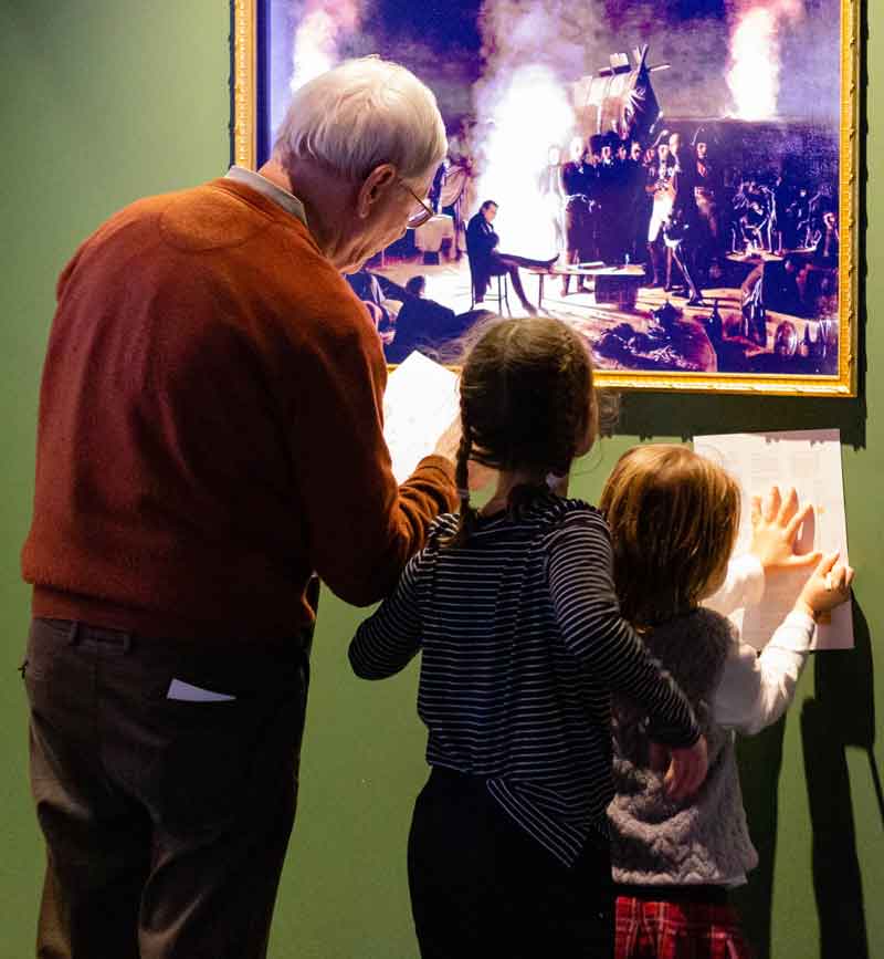 Grand père et petites filles dans musée