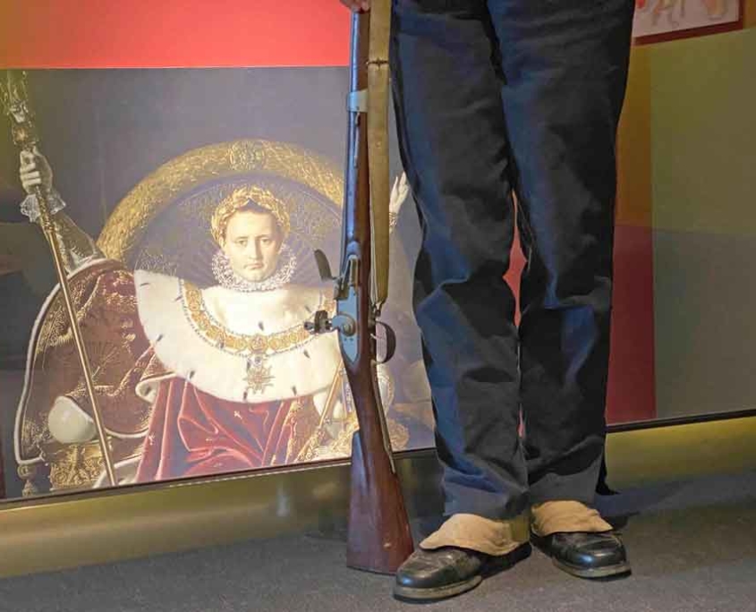 Sodat en uniforme à côté tableau du sacre de Napoléon